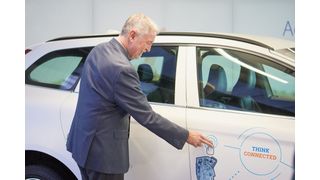 Der Bürgermeister von Heiligenhaus testet eine Tür mit Kiekert-Schließsystem. (Kiekert)