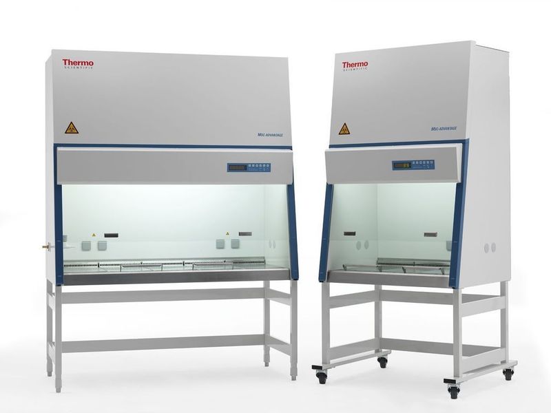 Die beiden neuen Modelle der energiesparenden mikrobiologischen Sicherheitswerkbänke der MSC-Advantage-Serie.  (Bild: Thermo Fisher Scientific)