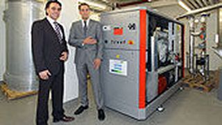 „Mit der Inbetriebnahme des Blockheizkraftwerks reduzieren wir unseren CO2 -Ausstoß um 78 Tonnen jährlich“, sagt Olaf Theurich, Umweltmanagementbeauftragter der Atlas Copco Holding GmbH in Essen (links).  (Bild: Wenke/Atlas Copco Holding GmbH)