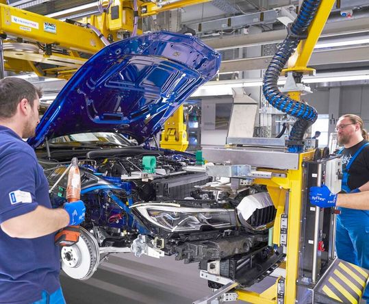 Wie das Münchener Ifo-Institut verkündet, geht es den deutschen Automobilunternehmen gefühlsmäßig etwas besser. Das Schlimmste sei zunächst abgewehrt. Doch noch herrsche kein Grund zum Jubeln ...(Bild:  BMW)