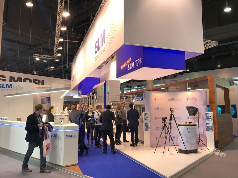 SLM Solutions stellte auf der formnext 2017 die Laserschmelzanlage SLM 800 vor ... (V.Siegl/konstruktionspraxis)