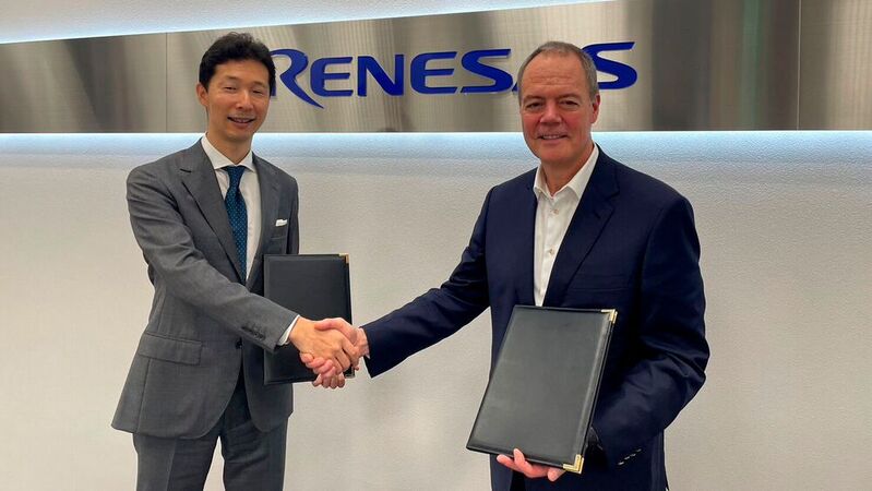 Nach dem Unterzeichnen des Liefervertrages (v.l.): Hidetoshi Shibata, CEO von Renesas, und Gregg Lowe, CEO von Wolfspeed.