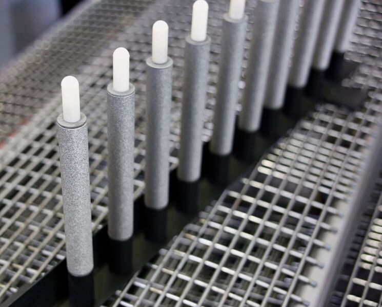 Diese Treibrollen für Papier verarbeitende Maschinen erhalten ihre raue Oberfläche durch Lichtbogenspritzen. Anschließend wird noch ein Kunststoffüberzug aufgebracht. (Klaus Vollrath)