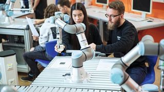 Bildungsvorsprung mit Cobots: Mit UR Education bietet Universal Robots Lehrkräften rund um eine Hardware-Lernstation mit Roboterarm ein 360° Konzept.  (Universal Robots)