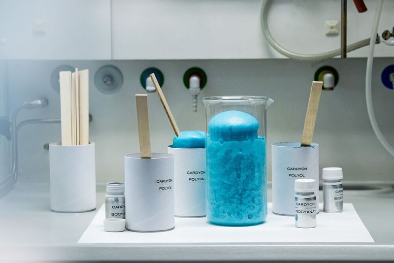 Dies ermöglicht eine bis zu 20-prozentige Reduzierung der Menge an fossilen Rohstoffen, die zur Herstellung eines Polyurethan-Vorprodukts benötigt werden, und macht zugleich die Nutzung von CO₂-Abfällen aus anderen Industrien möglich. Mit der Erfindung wird aus einem Abfallstoff ein Rohstoff. (EPA)