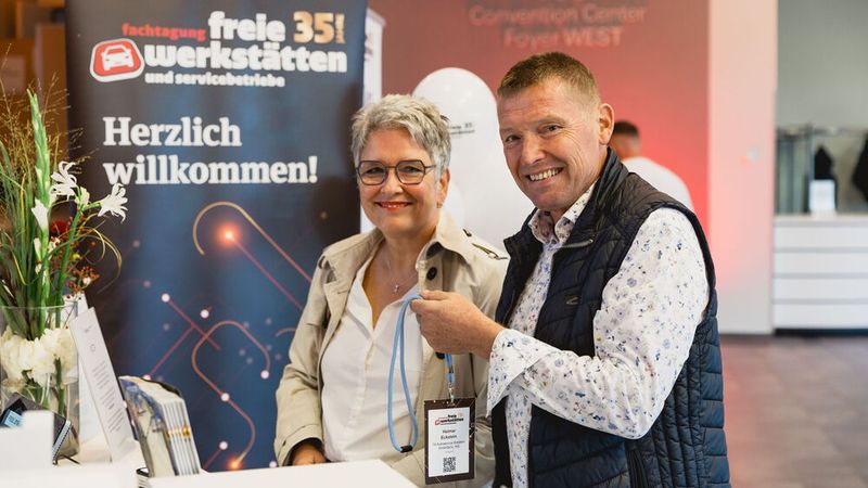 Am Samstagmorgen ab 8:00 Uhr ging es los. Erste Station ist der Empfang: Namensschild abholen, Programm einstecken. Zur 35. Fachtagung Freie Werkstätten kamen über 400 Teilnehmer ins Vogel Convention Center Würzburg. (Bild: Stefan Bausewein)