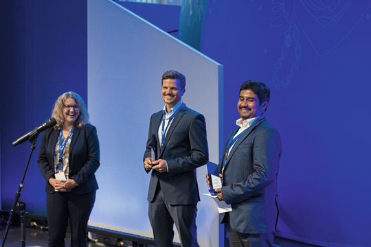 v.l.: Prof. Dr. Christine Silberhorn (Universität Paderborn) und Carl Zeiss Award for Young Researchers Gewinner Dr. Simon Baier und Dr. Arindam Ghosh (Dr. Dasha Nelidova konnte den Preis nicht persönlich entgegennehmen).(Bild:  ZEISS)