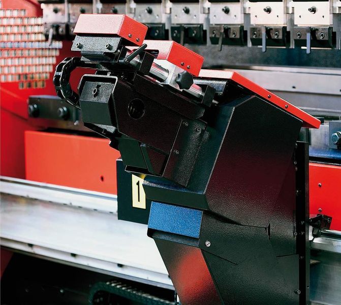 Biegehilfen arbeiten synchron zur Pressbalkenbewegung der Abkantpresse und tragen während des Abkantprozesses das gesamte Gewicht des Werkstücks. Bild: Amada (Archiv: Vogel Business Media)