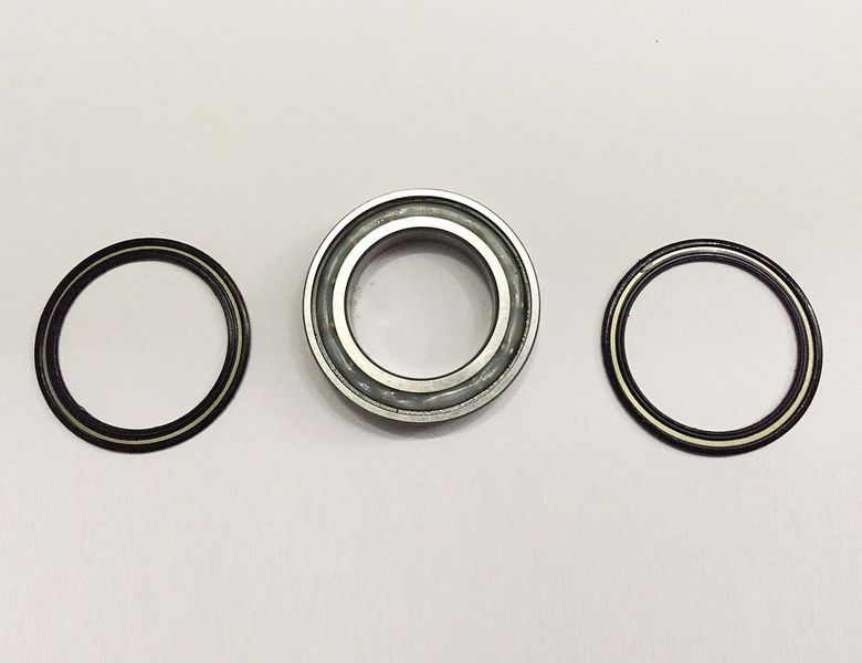 Folgen der Tortur im Vergleich: Die SKF-Lager weisen nach dem Test einen erheblich besseren Zustand auf als die konventionellen Lager. (Bild: SKF)