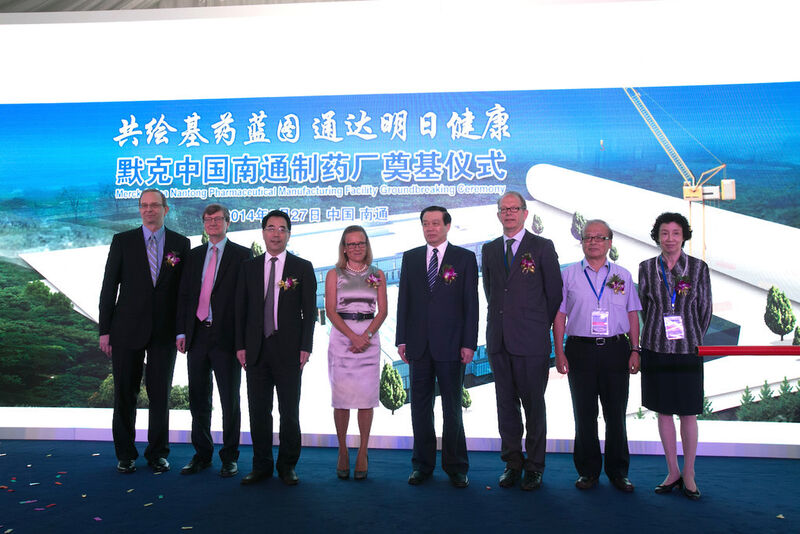 Merck Serono Senior Executives und Nantong Government Officials feiern die Grundsteinlegung für neuen Pharma-Produktionsstandort in China (Bild: Merck)