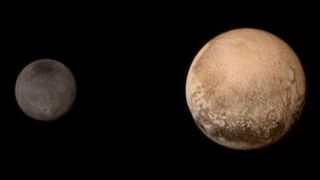 Mission New Horizon: Pluto and Charon display striking color and brightness contrast in this composite image from July 11, showing high-resolution black-and-white LORRI images (Bild: NASA)