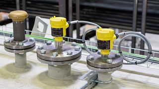 Jeder Tank ist mit einer kontinuierlichen Füllstandmessung in Kombination mit Überfüllsicherung ausgestattet. (Vega)