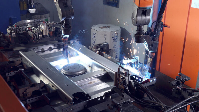 Roboter von Cloos schweißen Bauteile für LKW-Auflieger. (Cloos)