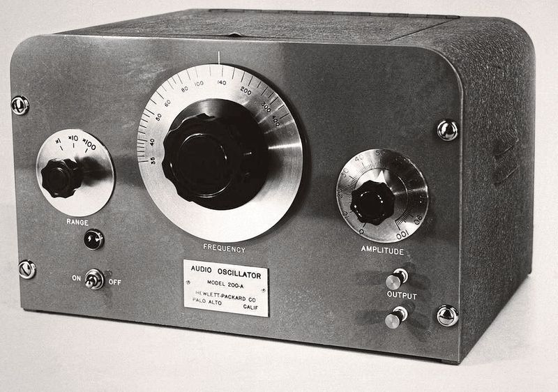 1939: der Tonfrequenzgenerator HP200A. Er war das erste Produkt, das von Hewlett-Packard in der Garage von David Packard in Palo Alto im Jahr 1939 hergestellt wurde. Es ist ein Tonfrequenzgenerator, dessen Sinussignal zum Testen von elektronischen Audiosystemen verwendet werden konnte. Als Besonderheit benutzt dieser Oszillator in der Schaltung eine Glühlampe als temperaturabhängigen elektrischen Widerstand, um die Verstärkung durch eine vom Kathodenstrom abhängige Gegenkopplung zu stabilisieren und somit nichtlineare Verzerrungen der erzeugten Tonfrequenzen zu minimieren. Die Produktbezeichnung HP200A wurde gewählt, um den Eindruck zu erwecken, dass Hewlett-Packard bereits eine etablierte Firma sei. Als erster Kunde gelten die Walt Disney Studios, welche acht HP200A Tonfrequenzgeneratoren erwarben und in der Produktion des 1940 erschienenen, ersten in Mehrkanal-Tonsystem aufgenommenen Zeichentrickfilms Fantasia einsetzten (Quelle: Wikipedia.org). (Bild: Heritage Werks)