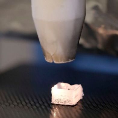 Direkt gedruckt, ohne Ofen: Mit dem neuen Laser-Assisted Melt Printing (LAMP) verschmelzen Forschende der CAU Glaspartikel zu festen, transparenten Strukturen. (Bild: Christina Anders, Uni Kiel)