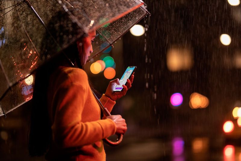 Robust: iPhone Xs und das iPhone Xs Max sind nach IP68 spritzwasserbeständig und gegen alltägliche Missgeschicke wie dem Verschütten von Kaffee, Tee und Mineralwasser geschützt.  (Bild: Apple)