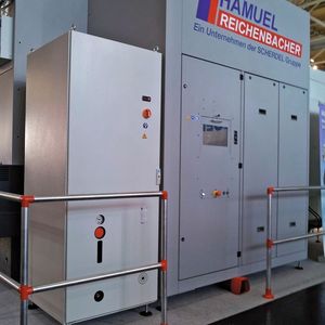 Bild 1: Der Toptherm Chiller (links) baut auf einer modularen, standardisierten Rückkühllösung auf Basis des TS-8-Schaltschranksystems auf. 