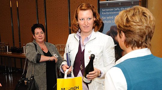 Angela Gustorf (AutoZentrum West) und Veronika Braun  (Autohaus Braun) freuen sich über das Giveaway der Stadt München. (Archiv: Vogel Business Media)