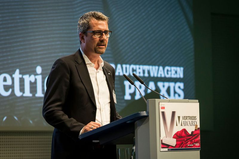 Der Hersteller Volkswagen ließ es sich nicht nehmen, seinem Vertriebspartner Auto-Zentrale Karl Thiel zum dritten Platz zu gratulieren. VW-Regionalleiter der Region Rhein-Main, Hilmar Niebel, überbrachte persönlich den Dank des Konzerns. (Bild: Stefan Bausewein)