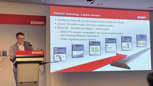 Beckhoff-Pressekonferenz auf der SPS 2025: Thomas Rettig spricht über 20 Jahre EtherCAT.(Bild:  mc/VCG)