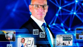 EVO Informationssysteme ist Spezialist für die umfassende Digitalisierung von kleinen und mittleren Unternehmen, damit diese sich Wettbewerbsvorteile sichern können. Jürgen Widmann, der Gründer (im Hintergrund), sagt: „Wir helfen Ihnen sinnvoll und schrittweise in die digitale Welt.“ (Bild: EVO Informationssysteme)