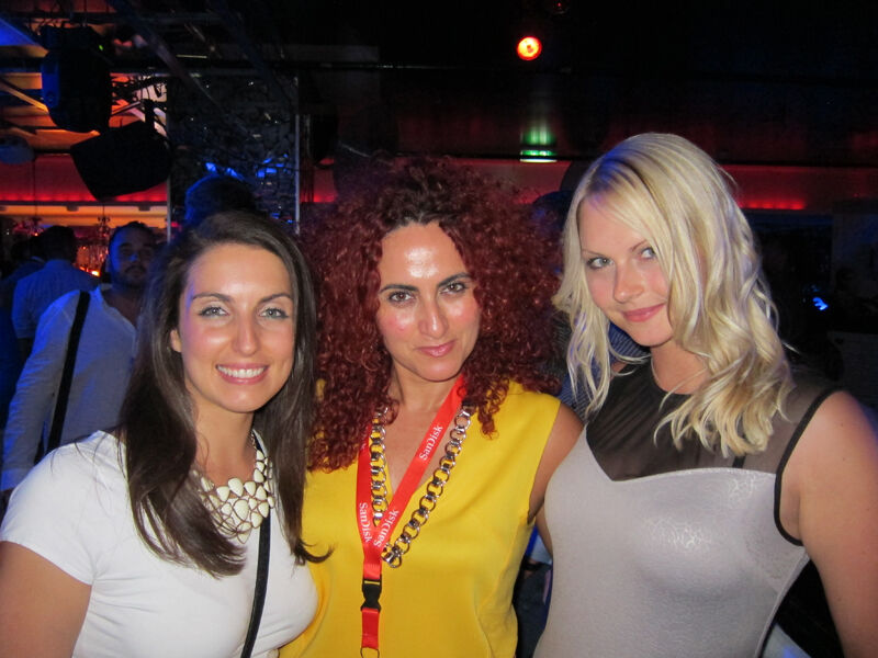 Besa Agaj, IT-BUSINESS, mit den hübschen Ingram-Micro-Mädels Sabrina Vormwald und Christin Peterseim (r.) (Bild: IT-BUSINESS)
