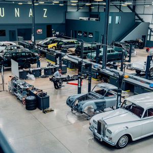 Bei Lunaz in Silverstone wurden bereits einige britische Auto-Ikonen auf Elektroantrieb umgestellt.(Bild:  Lunaz)