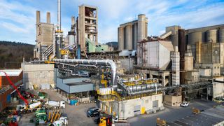 Im Rahmen des Projekts wurde die CO₂-Abscheideanlage in das Zementwerk Brevik integriert, ohne die laufende Zementproduktion zu unterbrechen. (Bild: Heidelberg Materials)