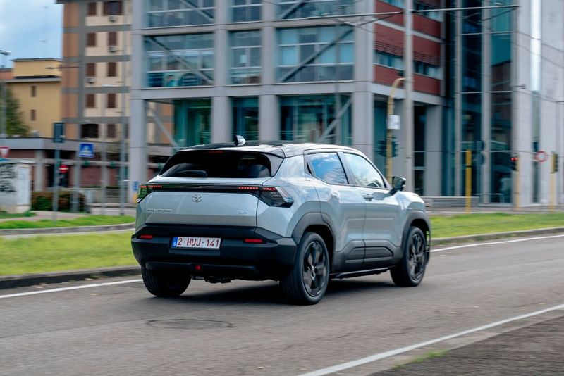 Optisch wirkt der Einstiegs-SUV wie ein rustikaler Abenteurer, der sich in die große Stadt verirrt hat. (Bild: Toyota)