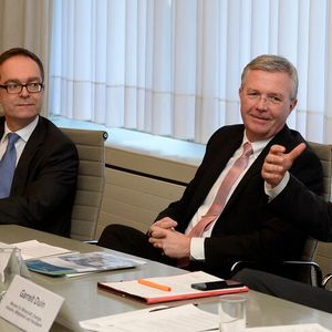 Freuen sich über Industrie 4.0-Kompetenz für kleine und mittlere Unternehmen: v.l. Dr.-Ing. Patrick Beaujean (geschäftsführender Oberingenieur am WZL Aachen und Geschäftsstellenleiter des Hubs Rheinland), Günter Korder (Geschäftsführer it's OWL und Vertreter Hub Ostwestfalenlippe), Prof. Michael ten Hompel (geschäftsführender Institutsleiter am Fraunhofer IML und Vertreter des Hubs Metropole Ruhr) und NRW-Wirtschaftsminister Garrelt Duin. (Bild:  Roberto Pfeil)