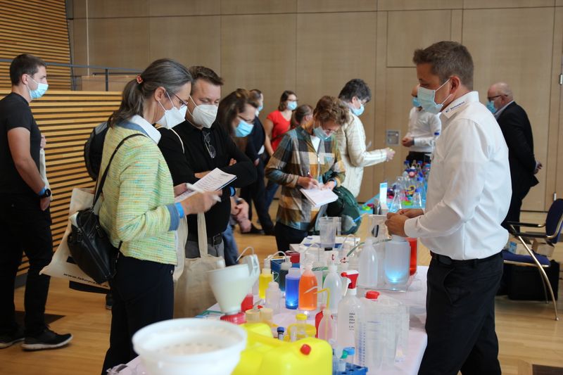 Standgespräche funktionieren auch mit Maske. Viele Besucher sind froh, wieder direkt vor Ort mit den Ausstellern fachsimpeln zu können. Weitere Infos zu den kommenden LAB-SUPPLY-Messen finden Sie auf www.lab-supply.info.  (LABORPRAXIS, C. Lüttmann)