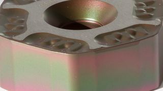 In der größten Schälmaschine der Welt kommen innovative Sechskant-Schruppplatten von Ceratizit zum Einsatz, die den extrem hohen Zerspanwerten standhalten. (Ceratizit)