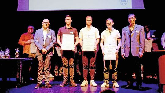 Geschäftsführer Ruben Schäfer (r.) vergibt mit Obermeister Dieter Burkhart (l.) die ersten drei Stipendien der Innung Mittelbaden an (v. l.) Manuel Vecchio, Kevin Häde und Silas Kühn.(Bild:  Zietz - VCG)