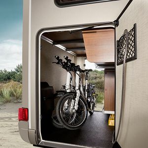 Der Hymer B-Klasse DL 534 bietet eine geräumige Heckgarage.(Bild:  Hymer)