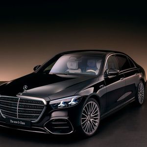 Das 2026er-Modell wirkt frischer und repräsentativer, mit noch größerem und erstmals beleuchtetem Kühlergrill samt Leuchtstern auf der Haube.(Bild:  Mercedes-Benz)