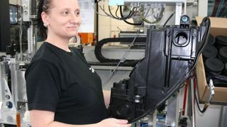 Gehäuseteil für den Scheinwerfer des VW CC, gefertigt als Baugruppe. (Bild: Wittmann Battenfeld)