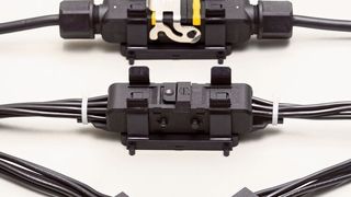 Der modulare Aufbau des Han 1A bringt größtmögliche Flexibilität für die Anwendung. Die rechteckigen Kunststoffsteckverbinder eignen sich für Motoren und kleinere Verbraucher in Maschinenbau und Automation. (Harting)