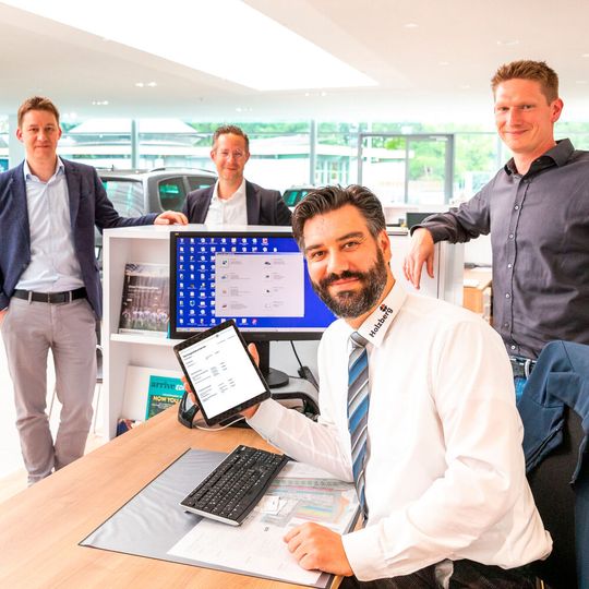 Das E-Signing pilotiert Volkswagen Financial Services aktuell mit dem Autohaus Holzberg. Im Bild zu sehen sind stehend (v.l.n.r.) Stefan Imme (Chief Digital Officer), Björn Steffen (Leiter Digitales Marketing), Christopher Hartung (Projektleiter Digitale Signatur im Autohaus), alle Volkswagen Financial Services. Sitzend: Robert Welke (Autohaus Holzberg) .(Bild:  Volkswagen Financial Services)