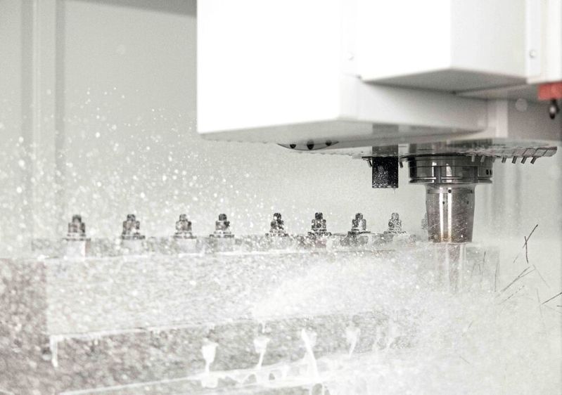 Weltrekord dank Hydrostatik: Das hydrostatisch gelagerte 5-Achs-Bearbeitungszentrum Starrag S1250 HD erzielte bei der Bearbeitung von Titanbauteilen eine weltweit bisher unerreichte Zerspanrate. (Bild:  Starrag)