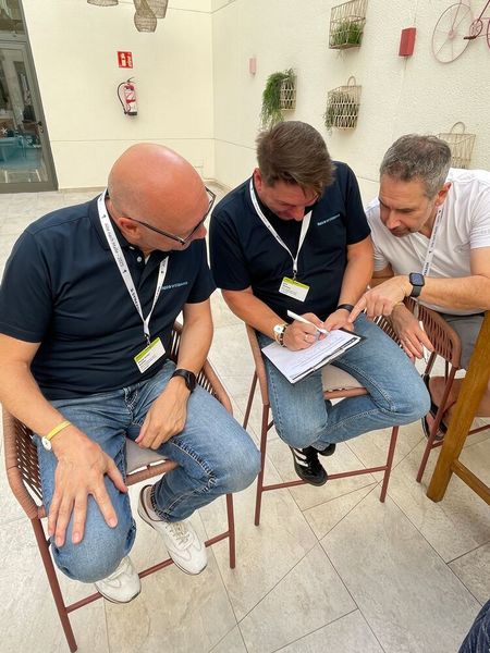 Gruppenarbeit der Partner während des Workshops „Regionales Marketing und Vertriebsplanung 2026” v.l. Peter Kaiser (MECO Systemhaus GmbH), Dirk Simonis (MECO Systemhaus GmbH) und Stefan Pyper (GCT mbH)  (Bild: Synaxon)