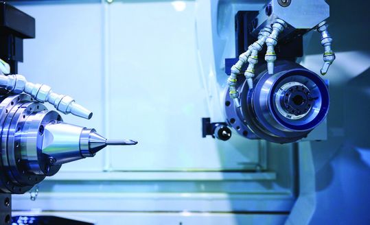 Blick in den Arbeitsraum einer Schleifmaschine MX7-Ultra von Anca. Mit ihr gelingt die Herstellung hochpräzsier Zerspanungswerkzeuge. Nun hat Anca mit dem Beschichtungsexperten Cemecon eine Kooperation bekräftigt, die für eine neue Generation von Werkzeugen sorgen soll. Blick in den Arbeitsraum einer Schleifmaschine MX7-Ultra von Anca. Mit ihr gelingt die Herstellung hochpräzsier Zerspanungswerkzeuge. Nun hat Anca mit dem Beschichtungsexperten Cemecon eine Kooperation bekräftigt, die für eine neue Generation von Werkzeugen sorgen soll.