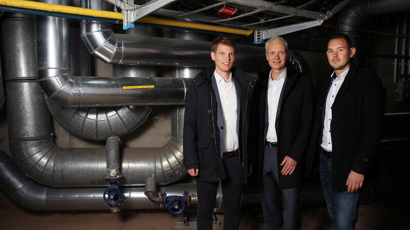 Philipp Müller (v.l.n.r.), Professor Dr. Karsten Körkemeyer und Andreas Glöckner befassen sich mit der neuen Heiztechnik. (Koziel/TUK)