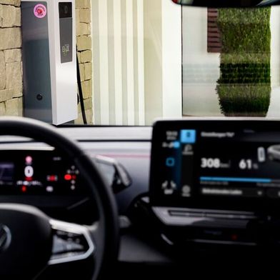 Mit Vehicle-to-Grid können Autofahrer Geld verdienen, wenn die Ausrüstung vorhanden ist. (Bild: VW)
