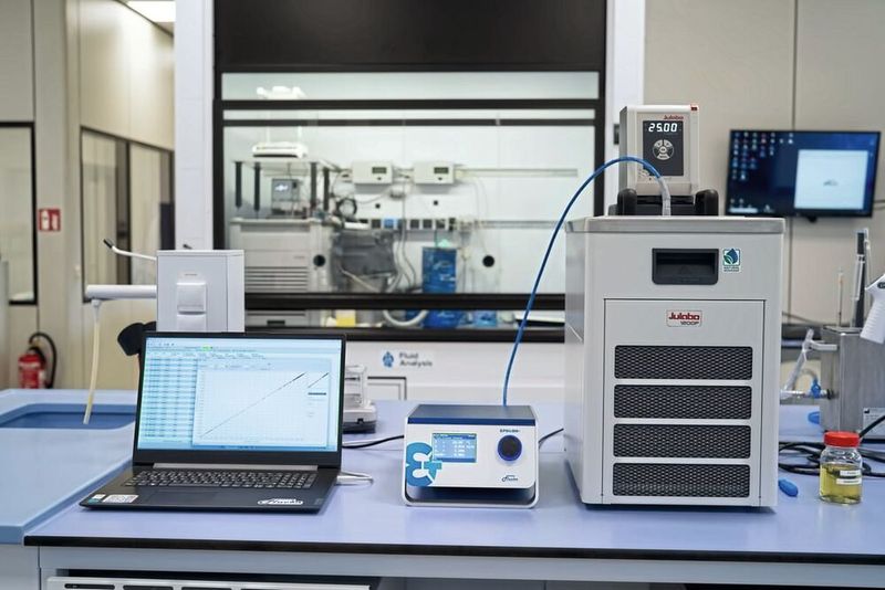 Abb.2: Der Epsilon+ in Kombination mit einem Kältethermostat aus der CORIO-Serie.  (Bild: JULABO GmbH)