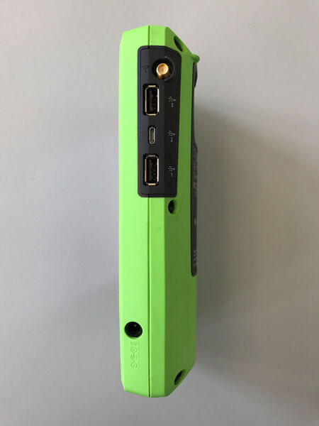 Auf der rechten Gehäuseseiten finden sich zwei Standard-USB-Ports und eine Micro-USB-Buchse sowie die Koax-Buchse zum Anschluss der externen Antenne. (VIT (Donner))