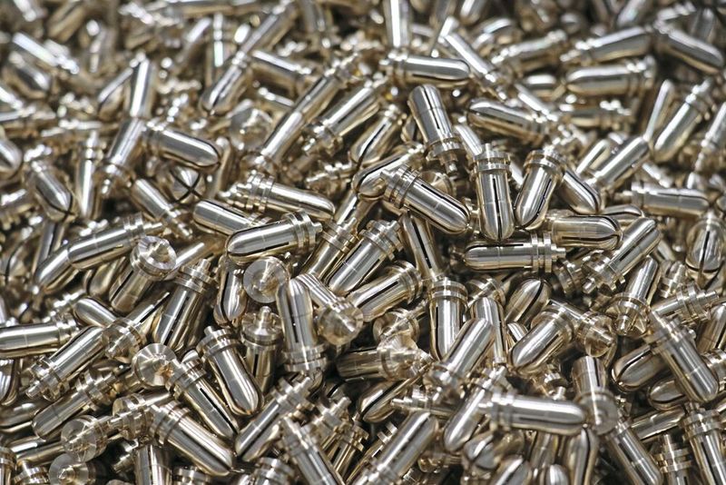 This turned part is slotted twice. The deburring that would otherwise be necessary is no longer required for high-pressure machining.(Image: Knoll)