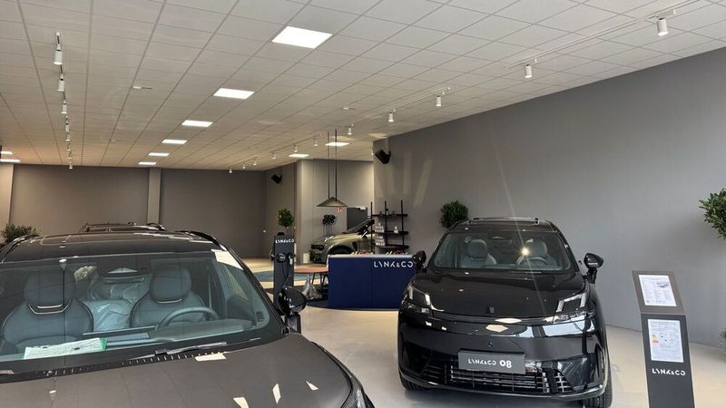 Einzug gehalten hat die Geely-Marke in die ehemalige Volvo-Selekt-Gebrauchtwagenhalle in Regensburg.  (Bild: Svenscar)