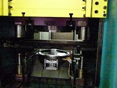 In einer der Pressenlinien (es gibt zwei spiegelbildlich angeordnete) wird der Stirnboden umgeformt... (Bild: Kuhn)