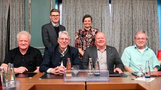 Das Präsidium des Kamingespräch-Gastgebers und bei der Richtlinienreihe VDI-MT 5900 federführenden MAS (sitzend von links): Vizepräsident Jürgen Wolf, Ehrenpräsident Prof. Dr.-Ing. Hans Bäumler, Präsident Peter Stolle und Schatzmeister Frank Oesterle. Stehend: Schriftführerin Melanie Kreutner und PR-Referent Marvin Lammert. (Bild: Diehl – VCG)