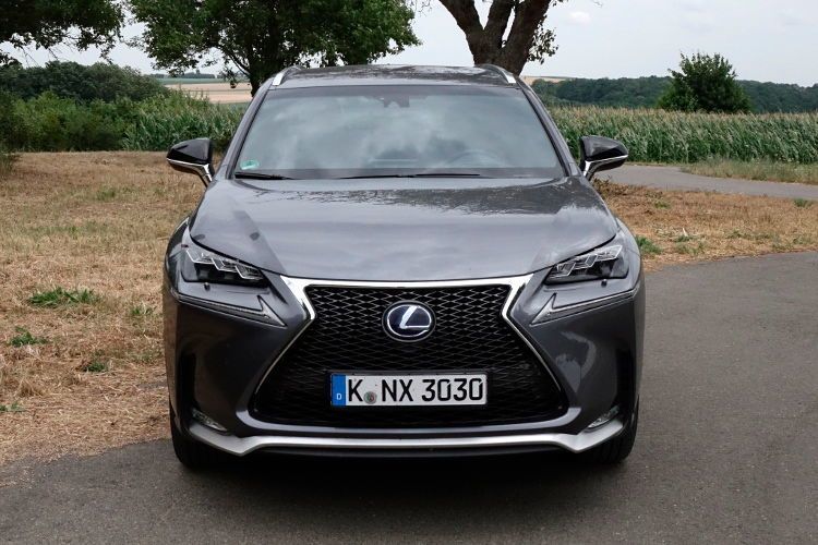 Scharfkantige Linien an der Front, aggressiv dreinblickende LED-Frontscheinwerfer mit Abblend- und Tagfahrlicht sowie ein gewaltiger Kühlergrill kennzeichnen die Front des Lexus-SUV. (Foto: Wolfgang Sievernich)